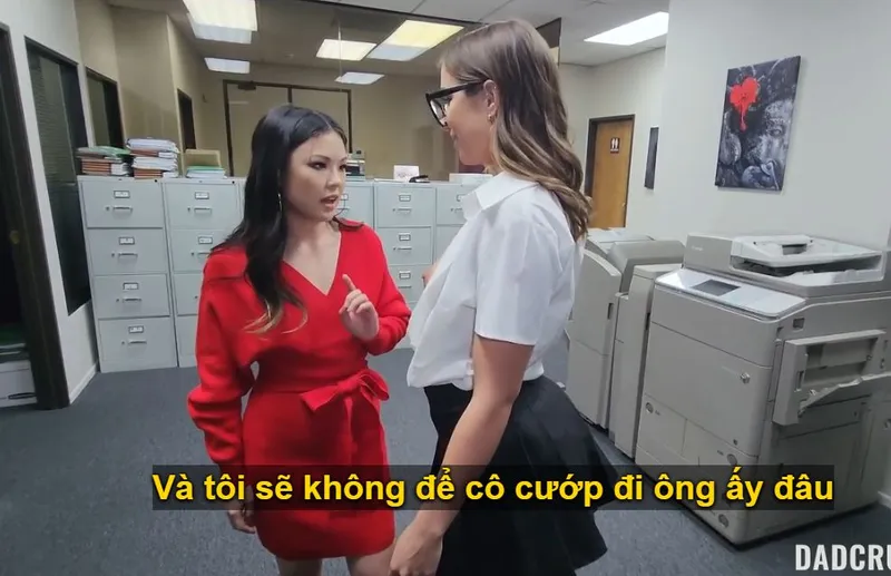 Bố dượng trúng độc đắc nắc cùng lúc em gái nhỏ và em trợ lý riêng